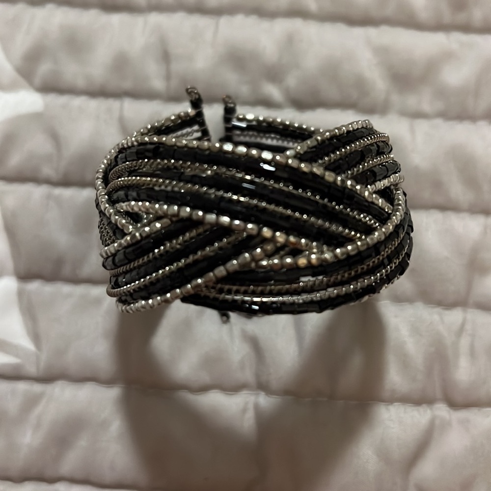 Beaded bracelet from Taiwan. One size fits most. Stretches to open and close. - Picture 4 of 6